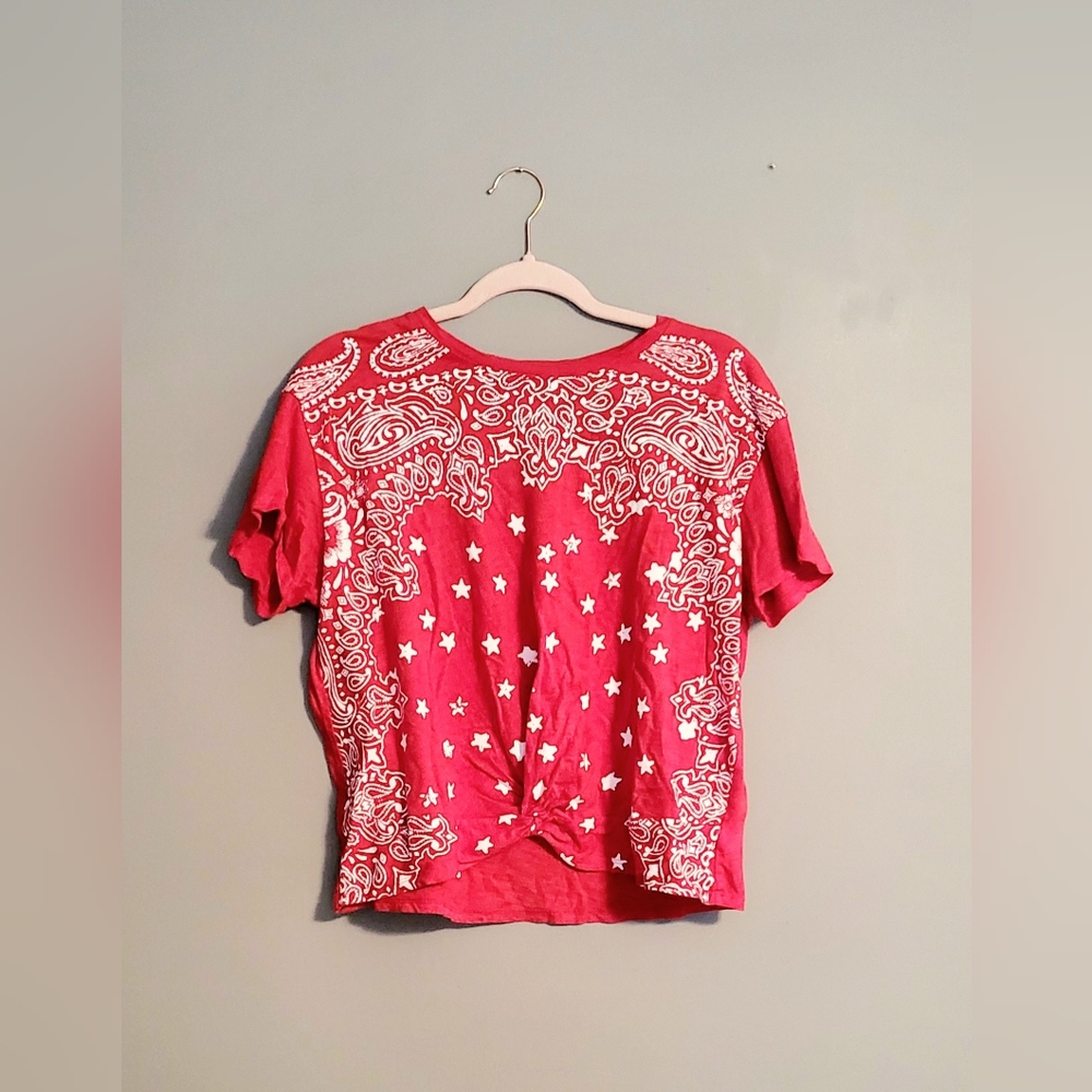 Red Tee With Bandana and Stars Design With a Front Inverted Knot